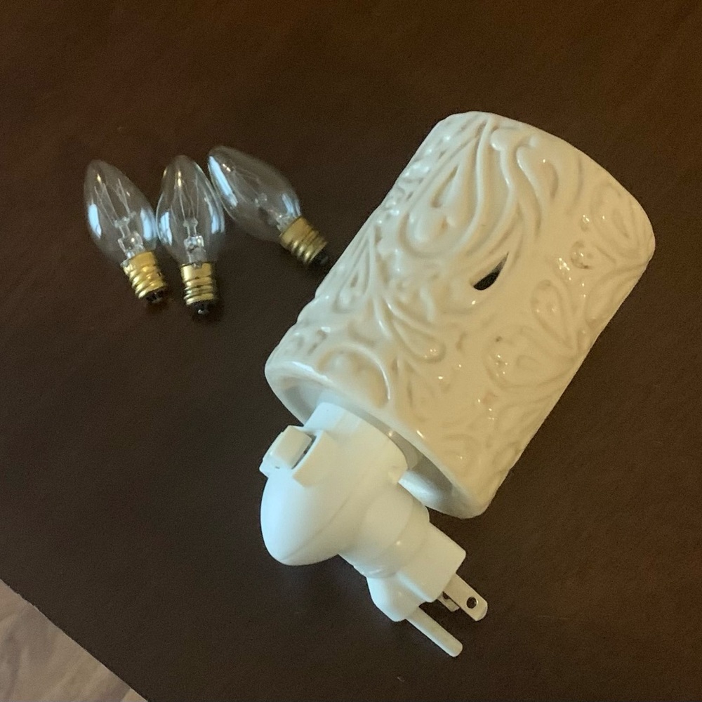 Ceramic Plug-In Wax Warmer with Decorative Scroll Design
